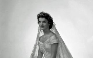 Минутка ретро: как свадебное платье Жаклин Кеннеди было безнадежно испорчено за десять дней до ее бракосочетания Костюмы Джеки Кеннеди